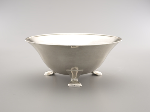 The%20Kalo%20Shop%2C%20%3Cb%3E%3Ci%3E%20Bowl%3C%2Fi%3E%3C%2Fb%3E%2C%20ca.%201910%2C%20sterling%20silver%2C%20The%20Margo%20Grant%20Walsh%2020th%20Century%20Silver%20and%20Metalworks%20Collection%2C%20public%20domain%2C%202002.91.23